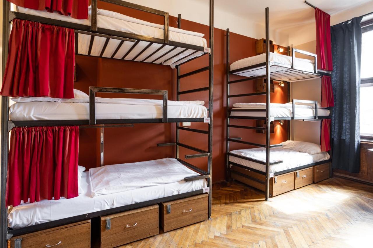 Etagenbett im gemischten 12-Bett-Schlafsaal
